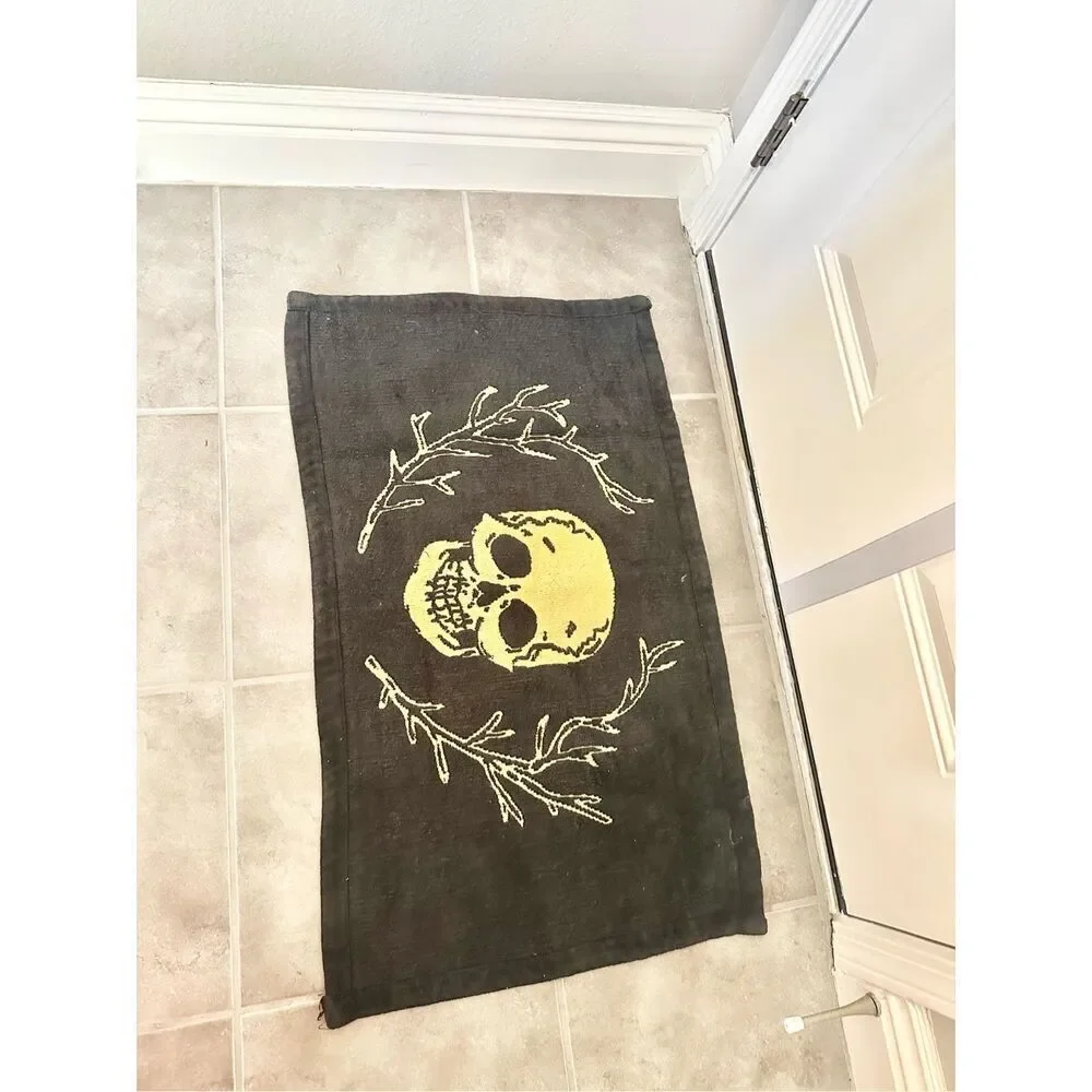 Halloween black a gold skull rug